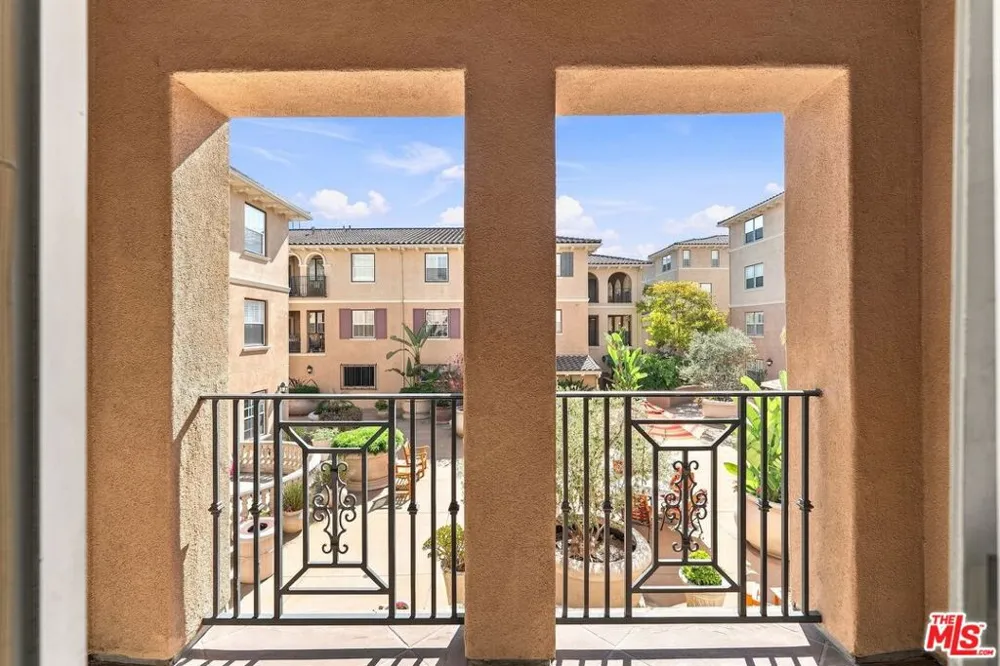 13080 Pacific #111 Playa Vista, CA 90094