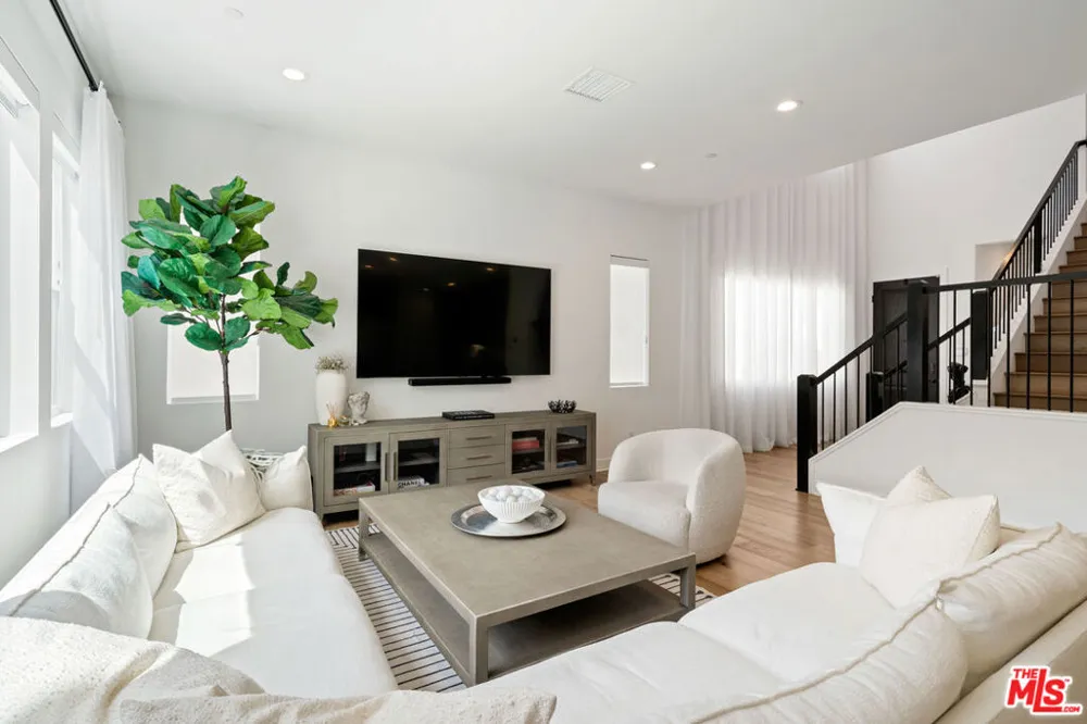 19254 Blackthorn Drive Santa Clarita, CA 91351