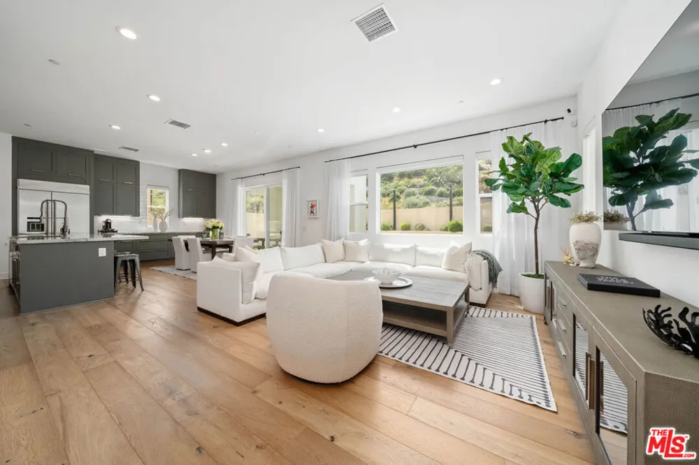 19254 Blackthorn Drive Santa Clarita, CA 91351