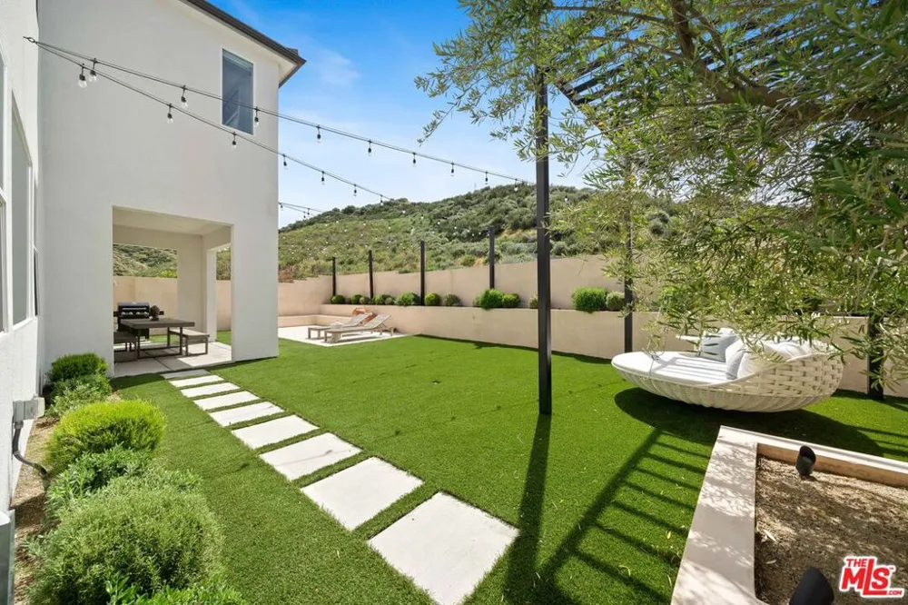 19254 Blackthorn Drive Santa Clarita, CA 91351