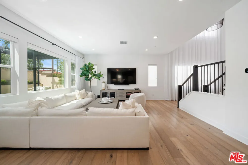 19254 Blackthorn Drive Santa Clarita, CA 91351
