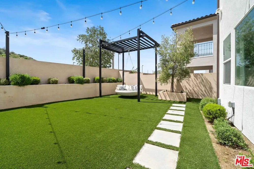 19254 Blackthorn Drive Santa Clarita, CA 91351
