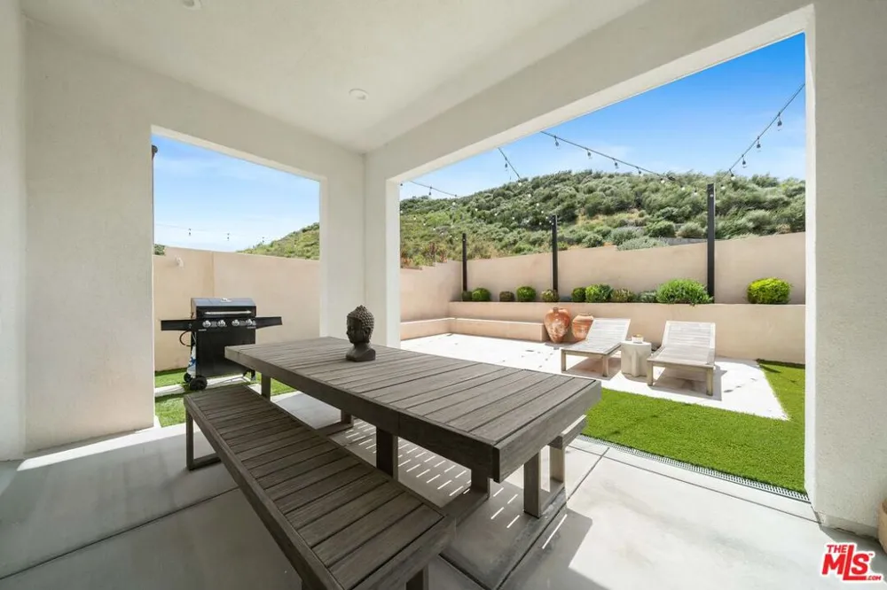 19254 Blackthorn Drive Santa Clarita, CA 91351