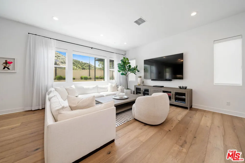 19254 Blackthorn Drive Santa Clarita, CA 91351
