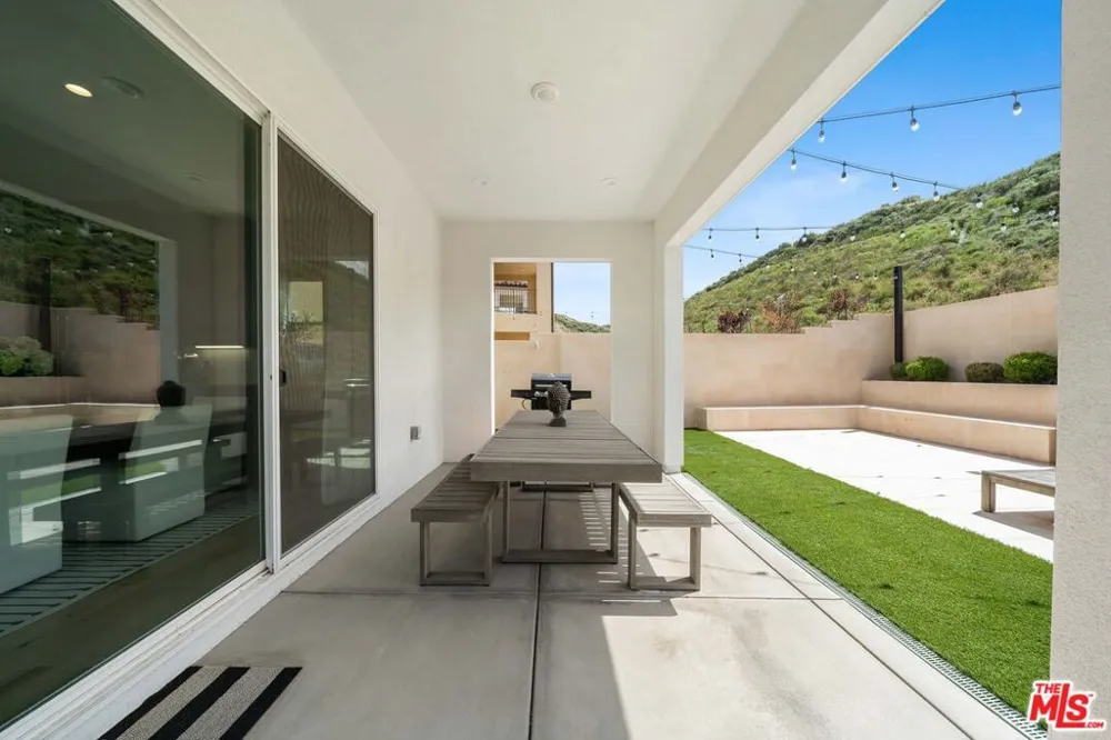 19254 Blackthorn Drive Santa Clarita, CA 91351