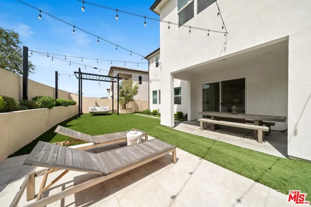 19254 Blackthorn Drive Santa Clarita, CA 91351