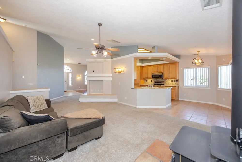 7084 Aster Oak Hills, CA 92344