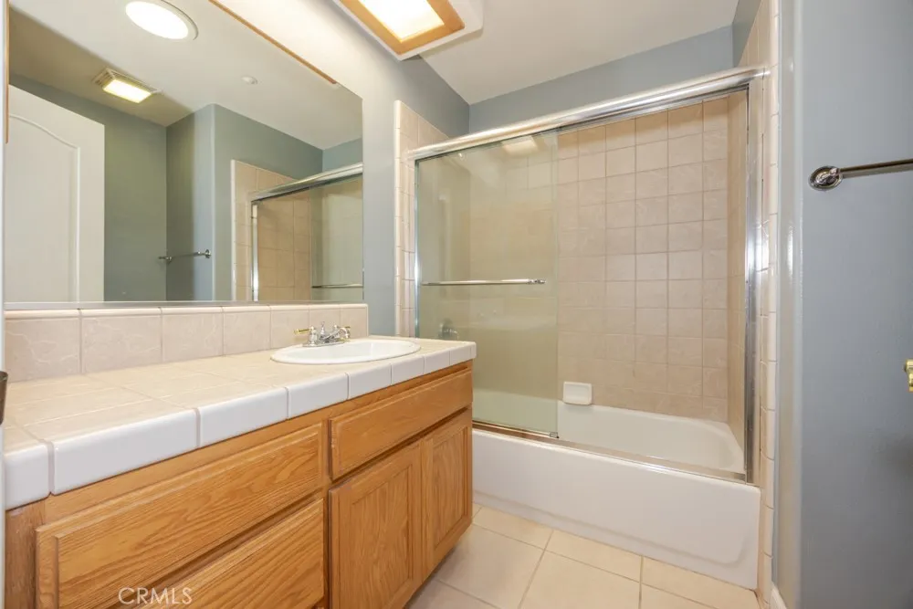7084 Aster Oak Hills, CA 92344