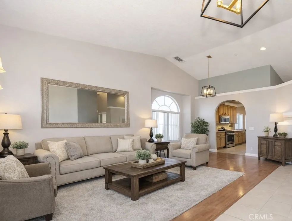 7084 Aster Oak Hills, CA 92344