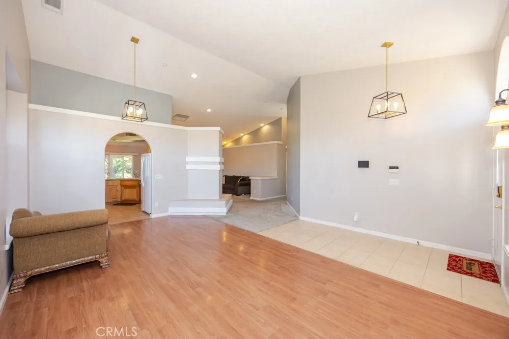 7084 Aster Oak Hills, CA 92344
