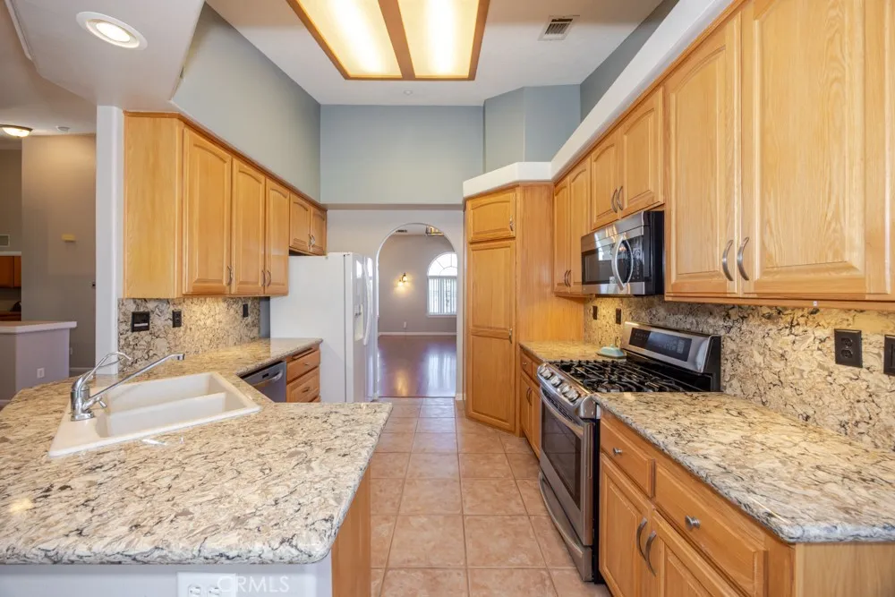 7084 Aster Oak Hills, CA 92344