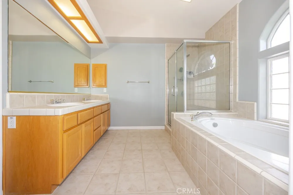 7084 Aster Oak Hills, CA 92344