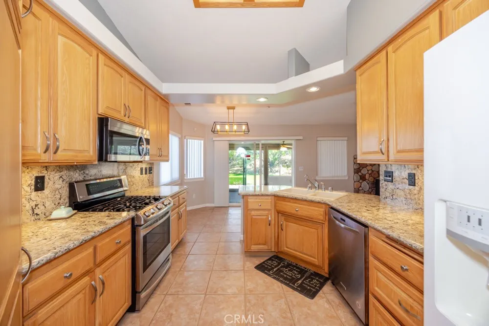 7084 Aster Oak Hills, CA 92344