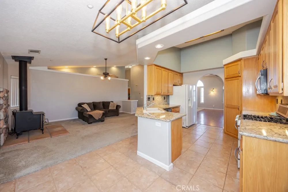7084 Aster Oak Hills, CA 92344