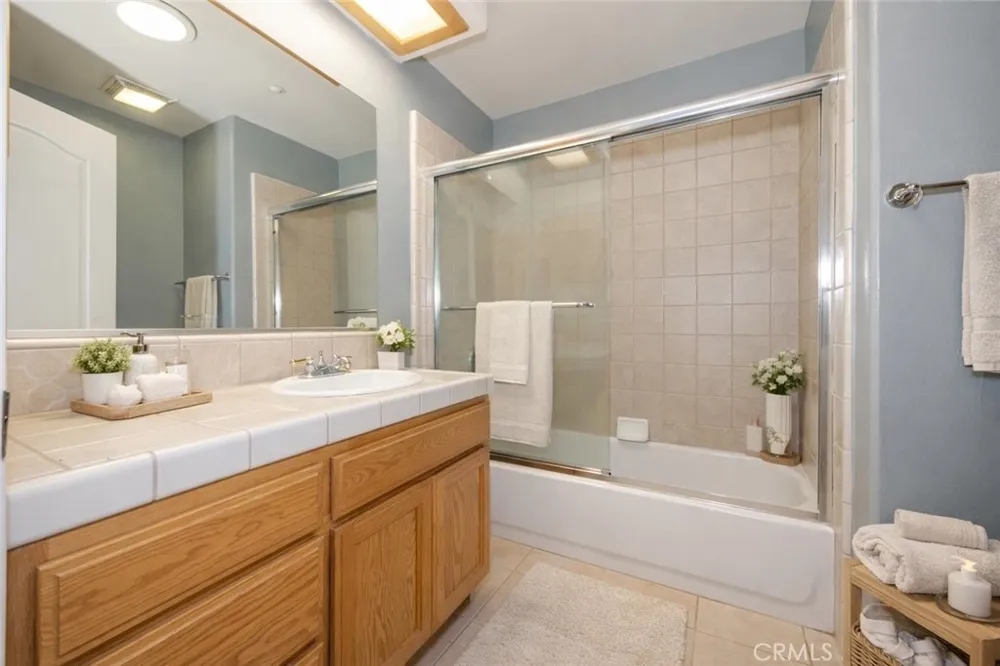 7084 Aster Oak Hills, CA 92344