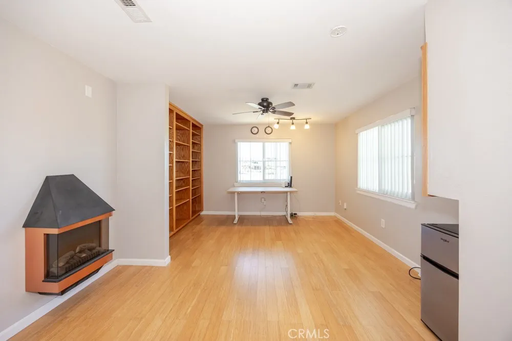 7084 Aster Oak Hills, CA 92344