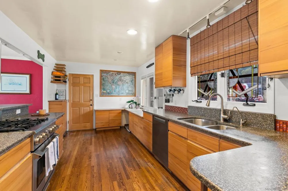 541 Tarento Dr San Diego, CA 92106