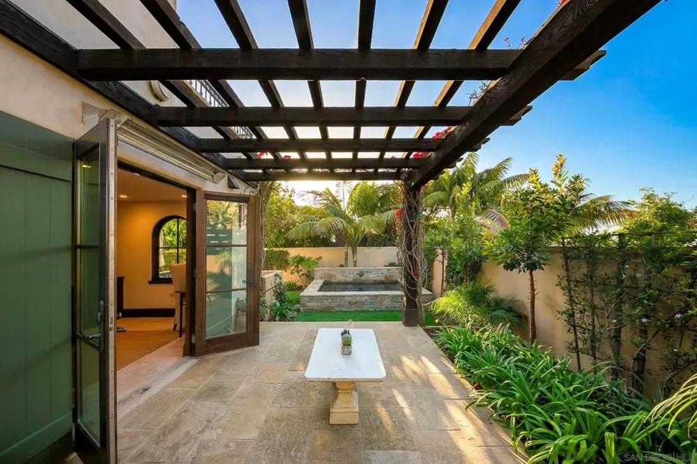 730 Stratford Ct Del Mar, CA 92014