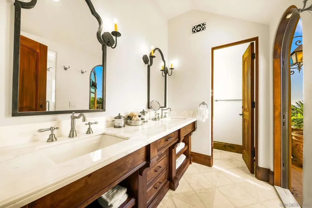730 Stratford Ct Del Mar, CA 92014