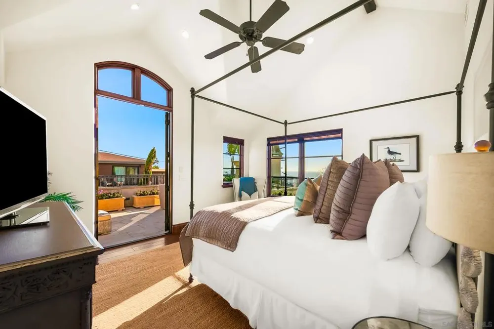 730 Stratford Ct Del Mar, CA 92014