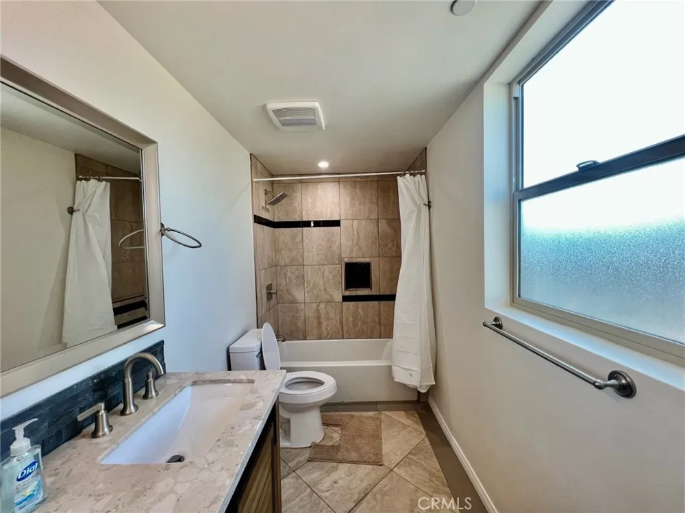 1013 E La Palma Inglewood, CA 90301