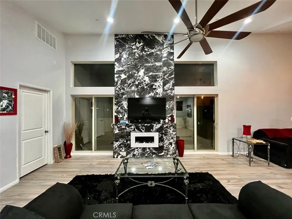 1013 E La Palma Inglewood, CA 90301