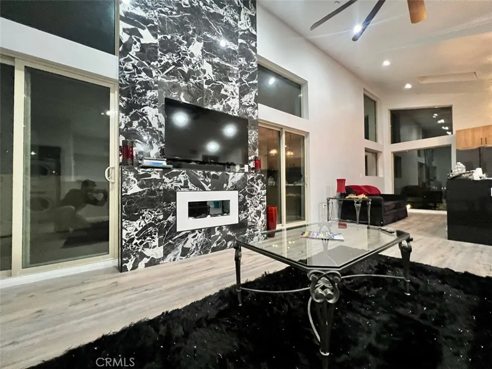 1013 E La Palma Inglewood, CA 90301