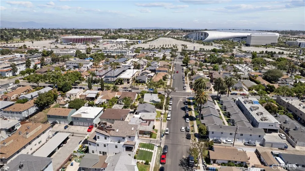 1013 E La Palma Inglewood, CA 90301
