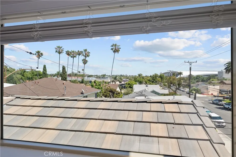 1013 E La Palma Inglewood, CA 90301