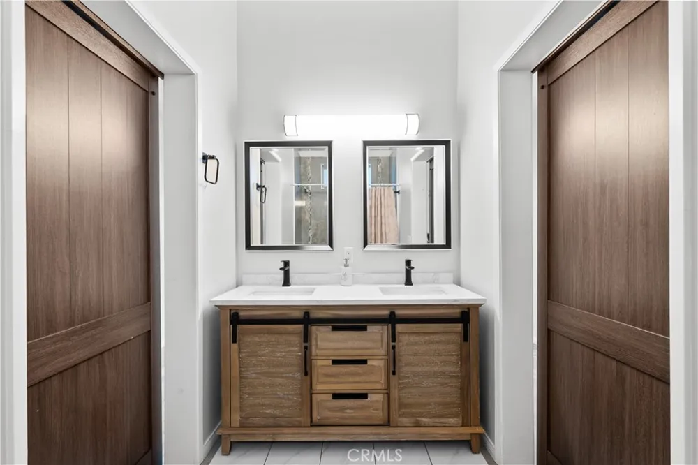 1013 E La Palma Inglewood, CA 90301
