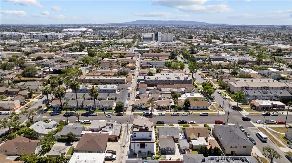 1013 E La Palma Inglewood, CA 90301
