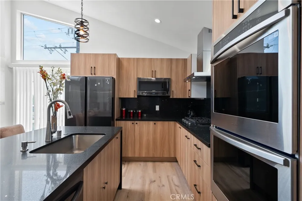 1013 E La Palma Inglewood, CA 90301
