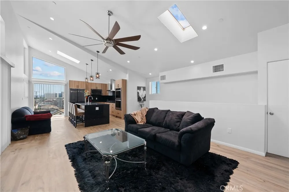 1013 E La Palma Inglewood, CA 90301