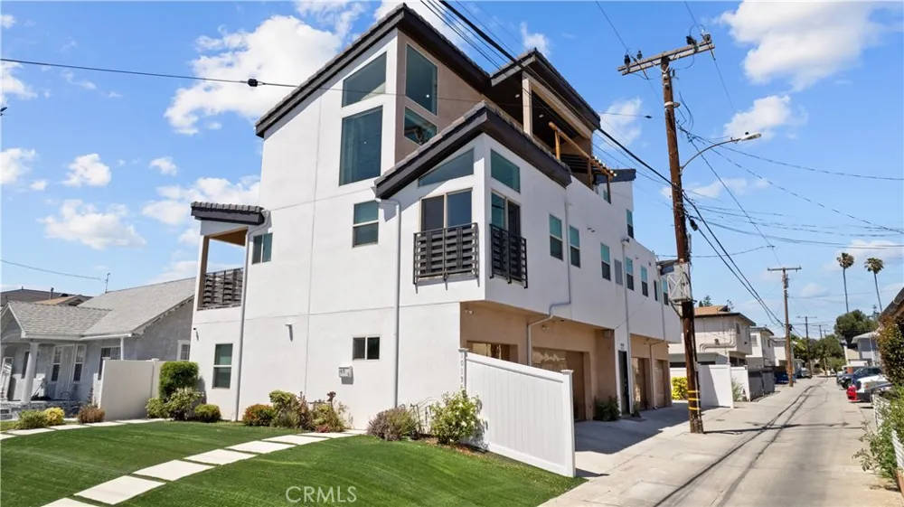 1013 E La Palma Inglewood, CA 90301
