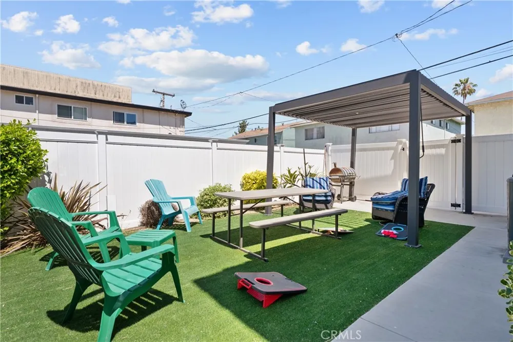 1013 E La Palma Inglewood, CA 90301