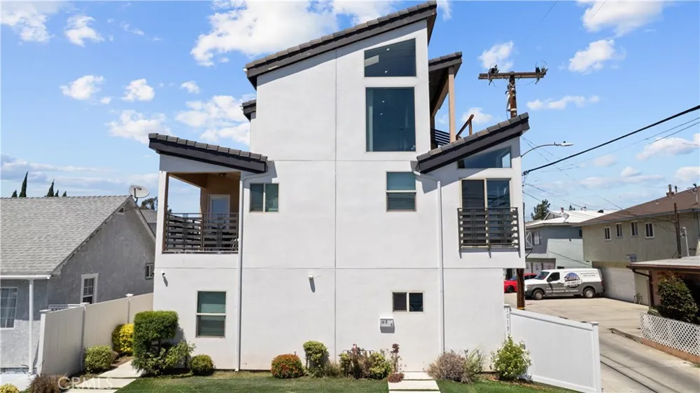 1013 E La Palma Inglewood, CA 90301