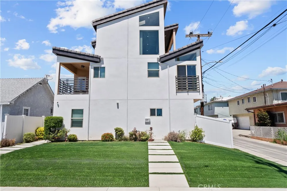1013 E La Palma Inglewood, CA 90301