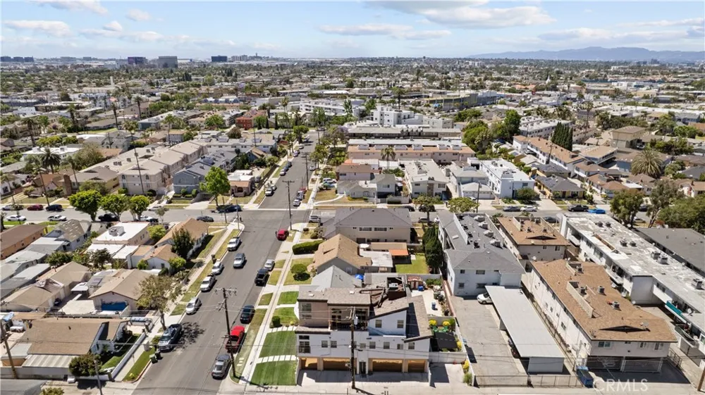 1013 E La Palma Inglewood, CA 90301