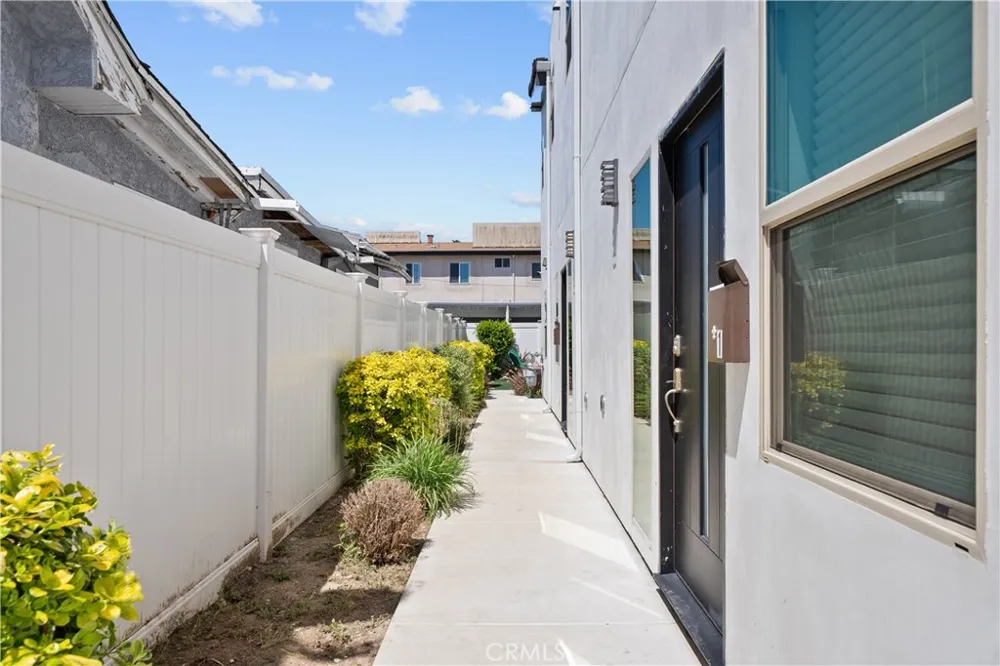 1013 E La Palma Inglewood, CA 90301
