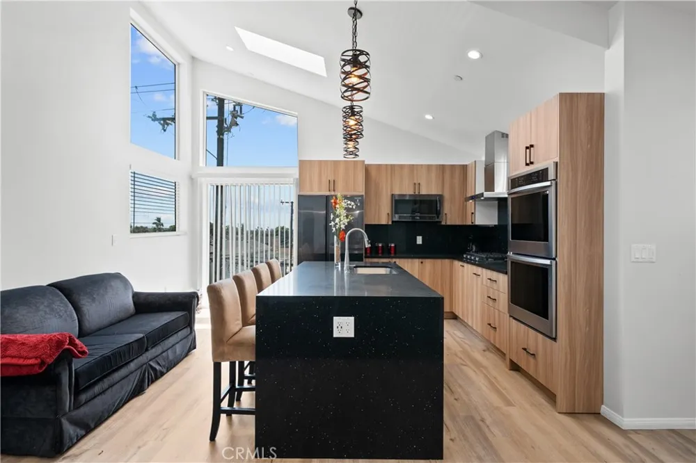 1013 E La Palma Inglewood, CA 90301