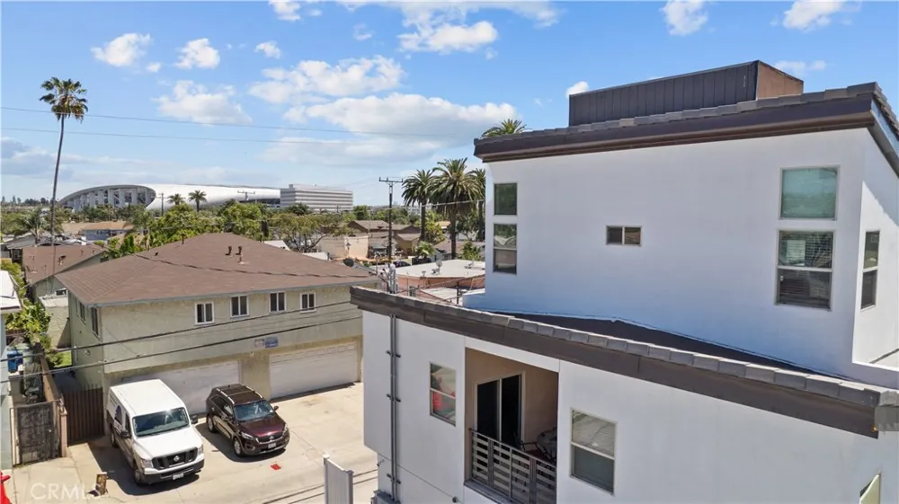 1013 E La Palma Inglewood, CA 90301