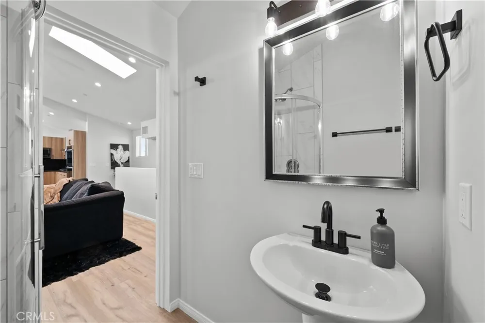 1013 E La Palma Inglewood, CA 90301