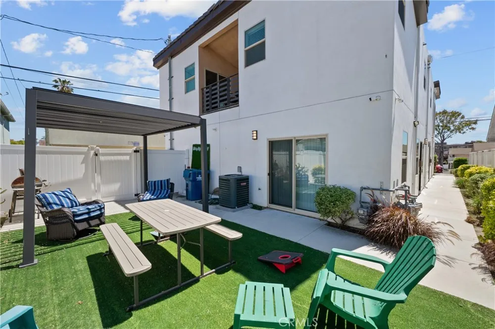 1013 E La Palma Inglewood, CA 90301