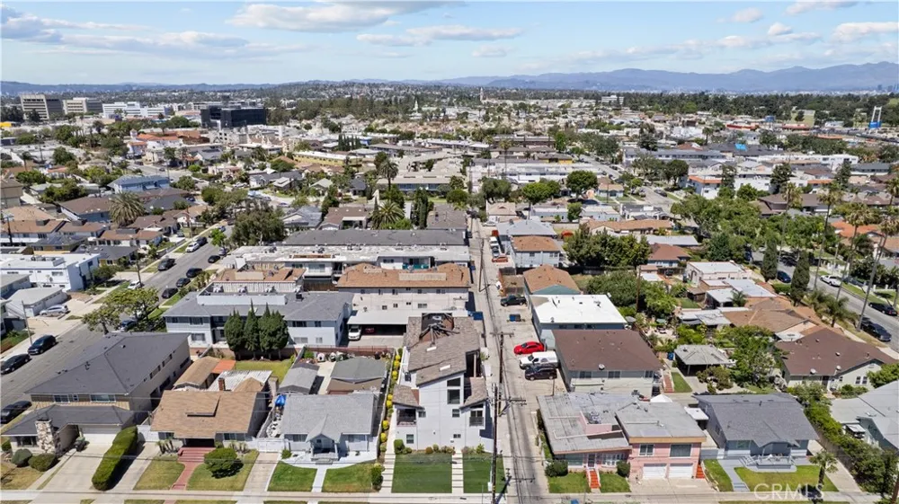 1013 E La Palma Inglewood, CA 90301