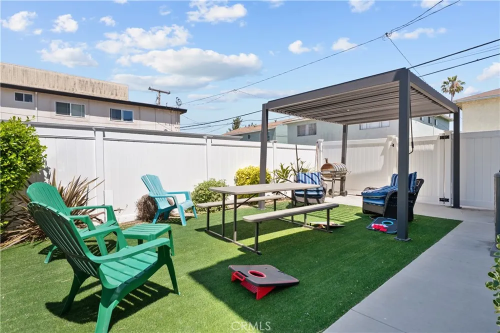 1013 E La Palma Inglewood, CA 90301