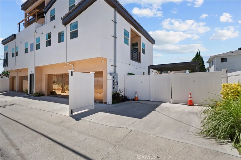 1013 E La Palma Inglewood, CA 90301
