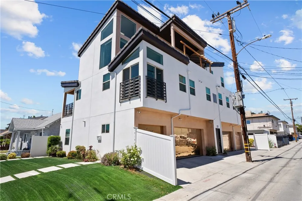 1013 E La Palma Inglewood, CA 90301