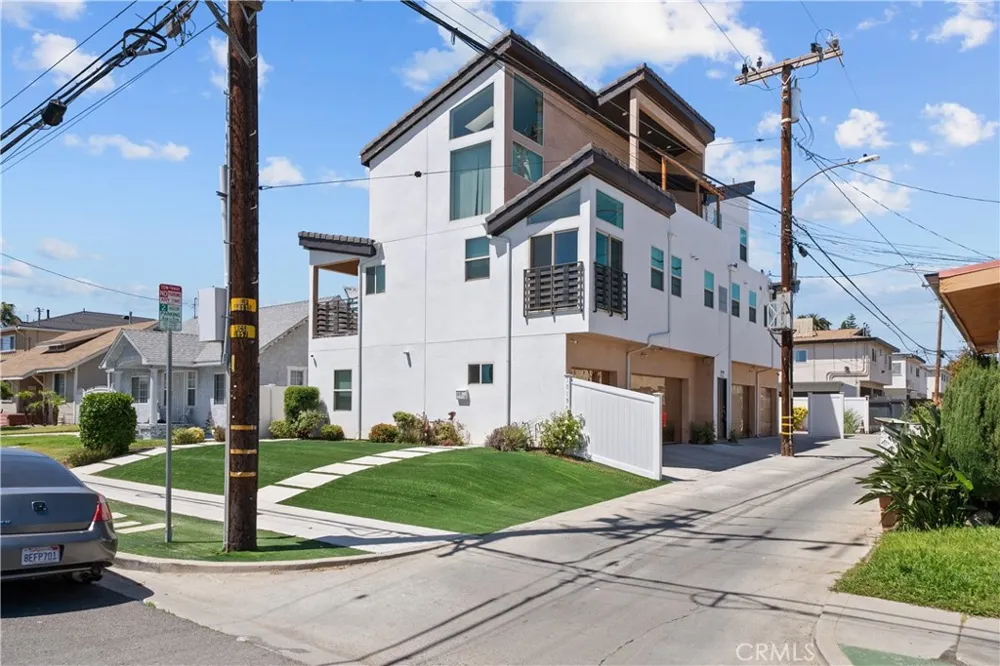 1013 E La Palma Inglewood, CA 90301
