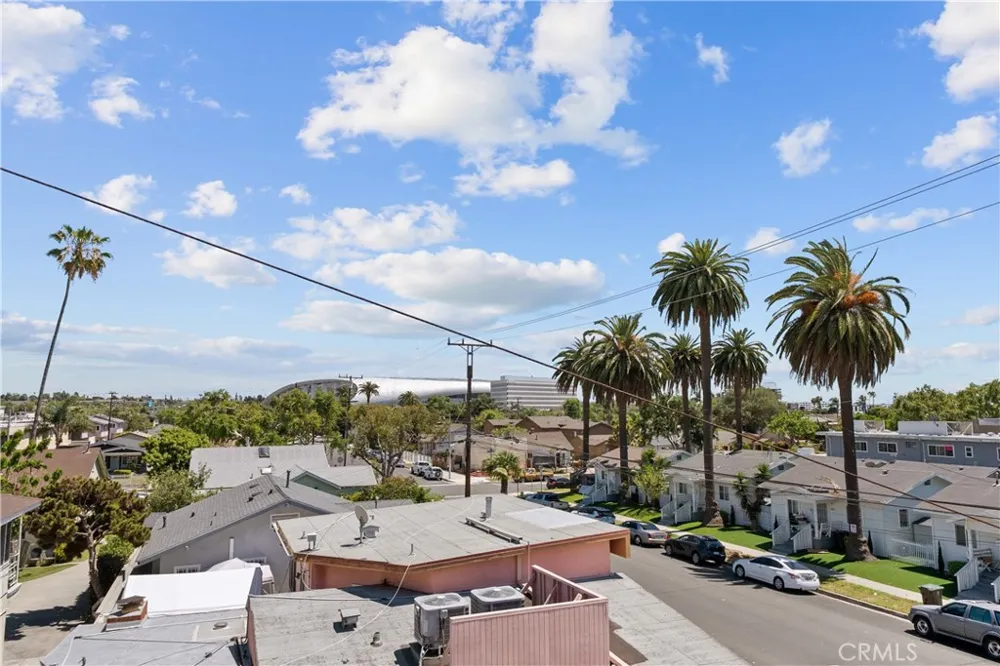 1013 E La Palma Inglewood, CA 90301