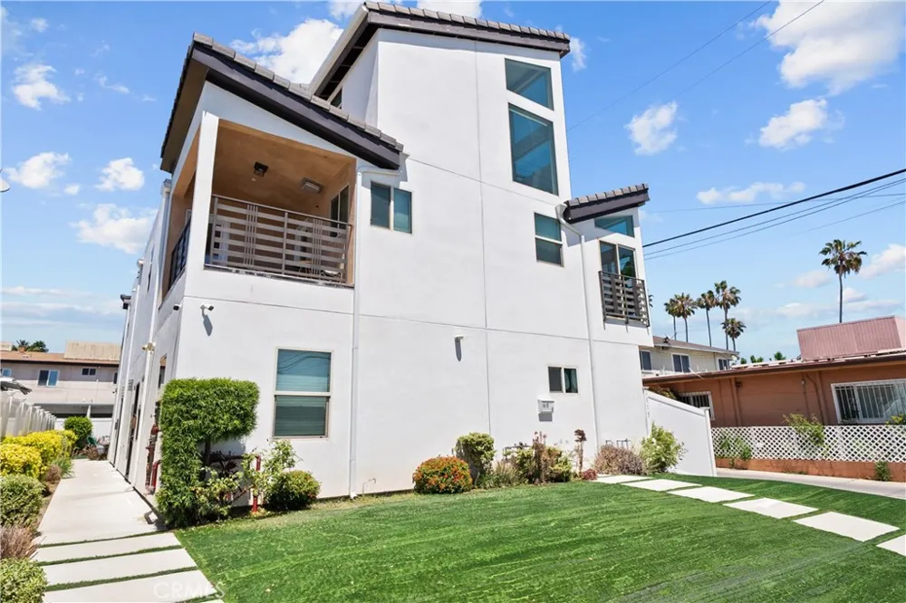 1013 E La Palma Inglewood, CA 90301